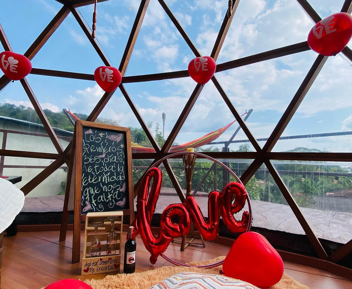 Decoración romántica dentro del domo